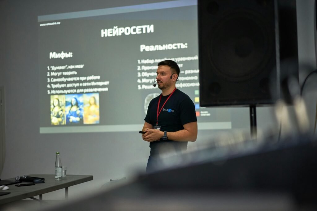 Ein Mann hält eine Präsentation vor einer großen Projektor-Leinwand in einem modernen Raum.