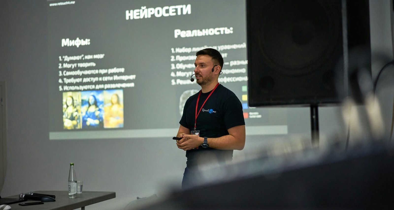 Ein Mann hält eine Präsentation vor einer großen Projektor-Leinwand in einem modernen Raum.