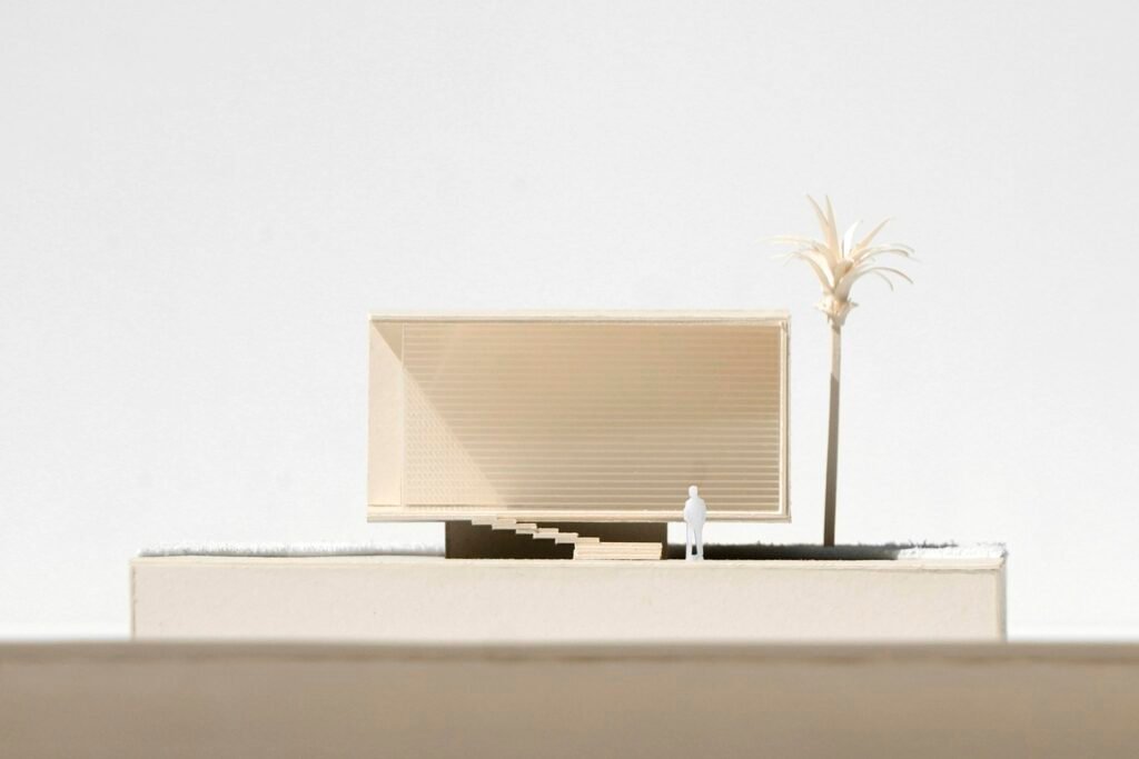 Modell eines modernen Gebäudes mit einer Palme im Vordergrund, ideal für Themen zu Architektur und Bauplanung