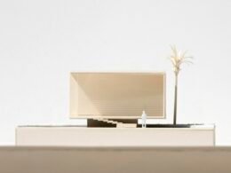 Modell eines modernen Gebäudes mit einer Palme im Vordergrund, ideal für Themen zu Architektur und Bauplanung