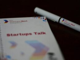 Ein Notizbuch mit einem aufliegenden Stift auf einem Tisch, bereit für Notizen oder schriftliche Gedanken.