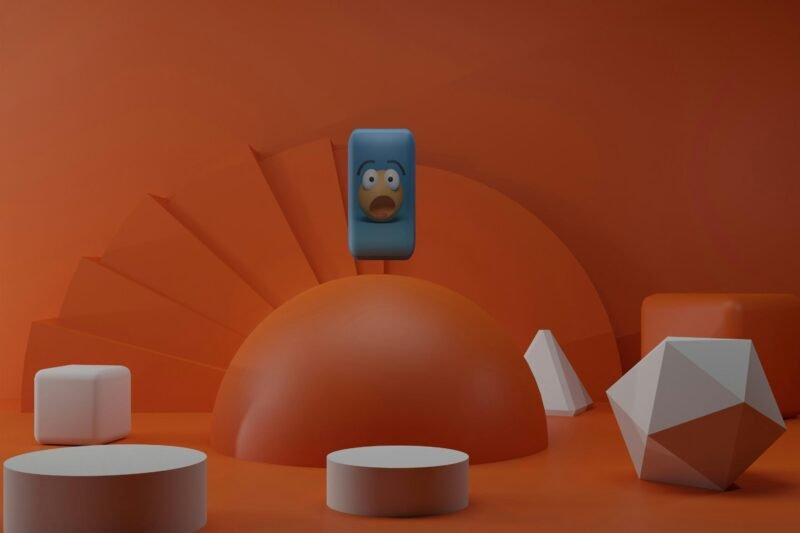 Cartoon-Figur hält ein Smartphone vor einem orangefarbenen Hintergrund und telefoniert