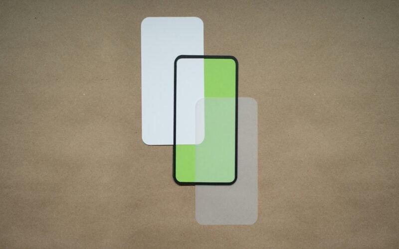 Mehrere Gläser liegen nebeneinander auf einem Tisch und reflektieren das Licht in einer neutralen Umgebung.