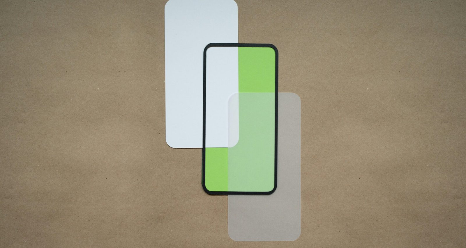 Mehrere Glasstücke stehen auf einem Tisch und reflektieren das Licht, ideal für einen Beitrag zu Design und Technologie.