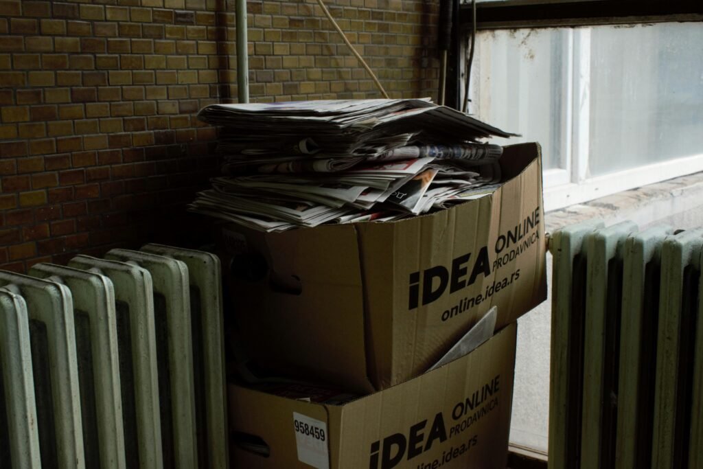 Kartonbox auf einem weißen Heizkörper platziert, neutraler Hintergrund, geeignet für Artikel zu Versand oder Lagerung