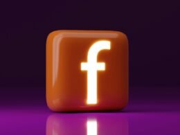 Ein quadratischer Button mit dem Buchstaben f darauf, vor neutralem Hintergrund, Symbol für soziale Netzwerke