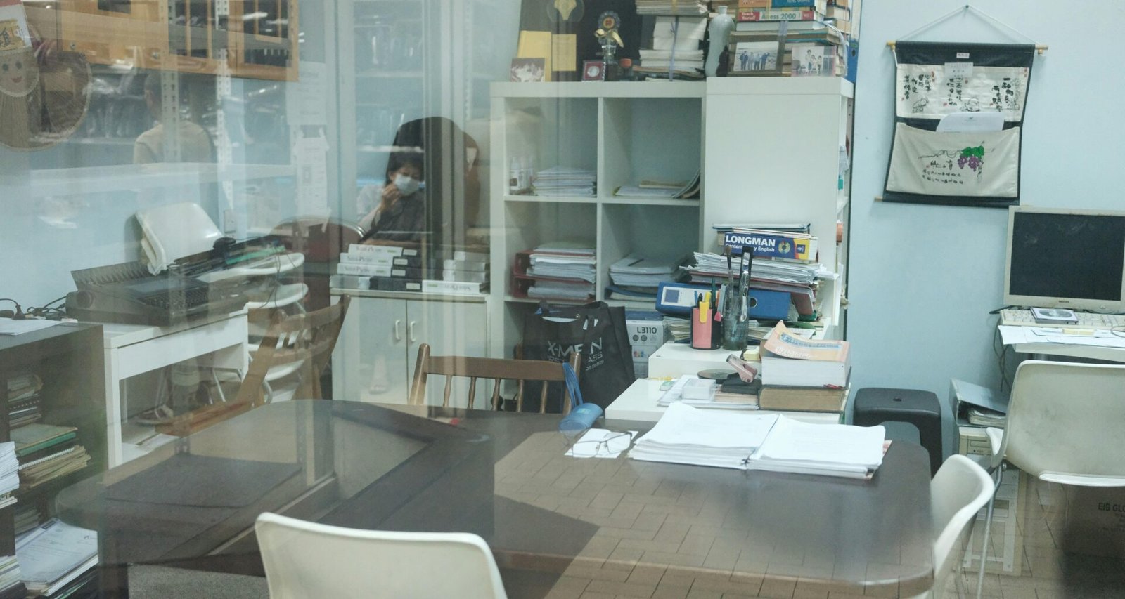 Ein Zimmer voller Möbel und verschiedenster Gegenstände, die eng zusammenstehen und eine überladene Atmosphäre schaffen.