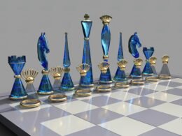Schachbrett mit aufgebauten blauen Glas-Schachfiguren auf einem Tisch, fotografiert für Technikartikel