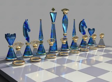 Schachbrett mit aufgebauten blauen Glas-Schachfiguren auf einem Tisch, fotografiert für Technikartikel