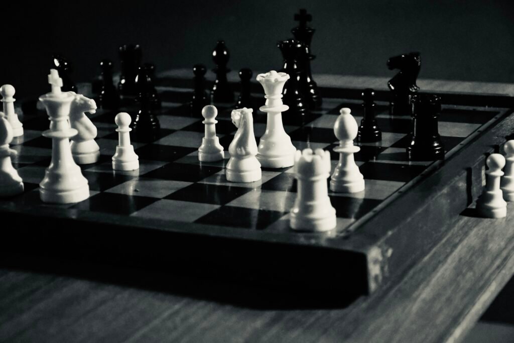 Ein Schachbrett mit Schachfiguren symbolisiert strategisches Denken und Planung im digitalen Marketing