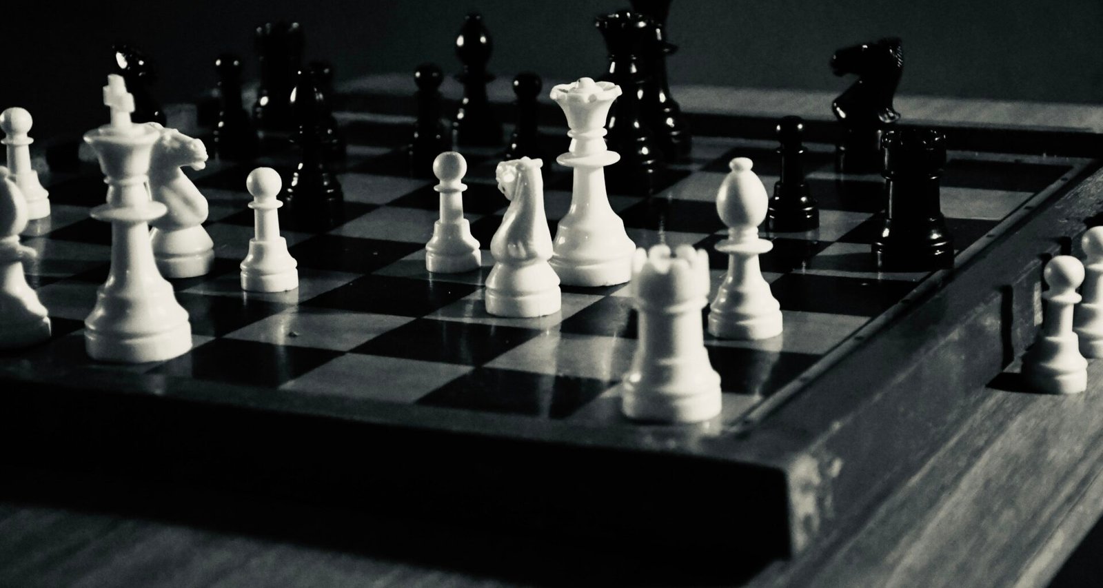 Ein Schachbrett mit Schachfiguren symbolisiert strategisches Denken und Planung im digitalen Marketing