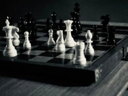 Ein Schachbrett mit Schachfiguren symbolisiert strategisches Denken und Planung im digitalen Marketing