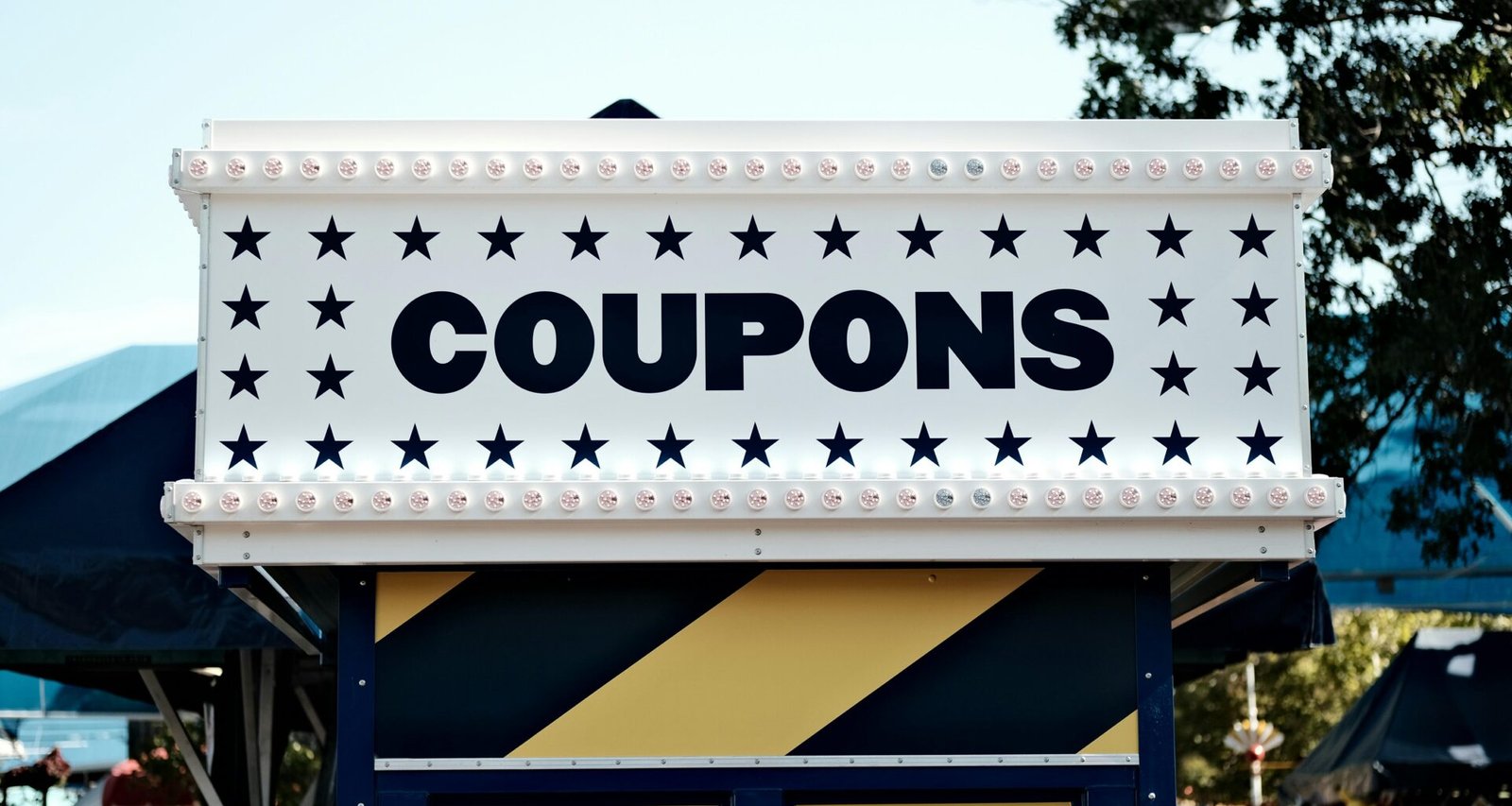 Ein Schild mit der Aufschrift 'Coupons', aufgenommen aus nächster Nähe, als Symbol für digitale Rabattaktionen.