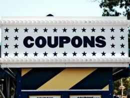 Ein Schild mit der Aufschrift 'Coupons', aufgenommen aus nächster Nähe, als Symbol für digitale Rabattaktionen.