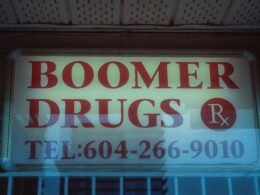 Schild an der Seitenwand eines Gebäudes, fotografiert bei Tageslicht, als markantes Element der Architektur