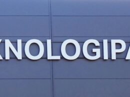 Gebäudefassade mit sichtbar angebrachtem Schild 'teknologia park', geeignet für Beiträge über Technologiestandorte