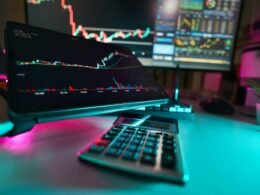 Ein Schreibtisch mit moderner Tastatur und großem Monitor, perfekt für die tägliche Büroarbeit oder Homeoffice-Anwendungen.