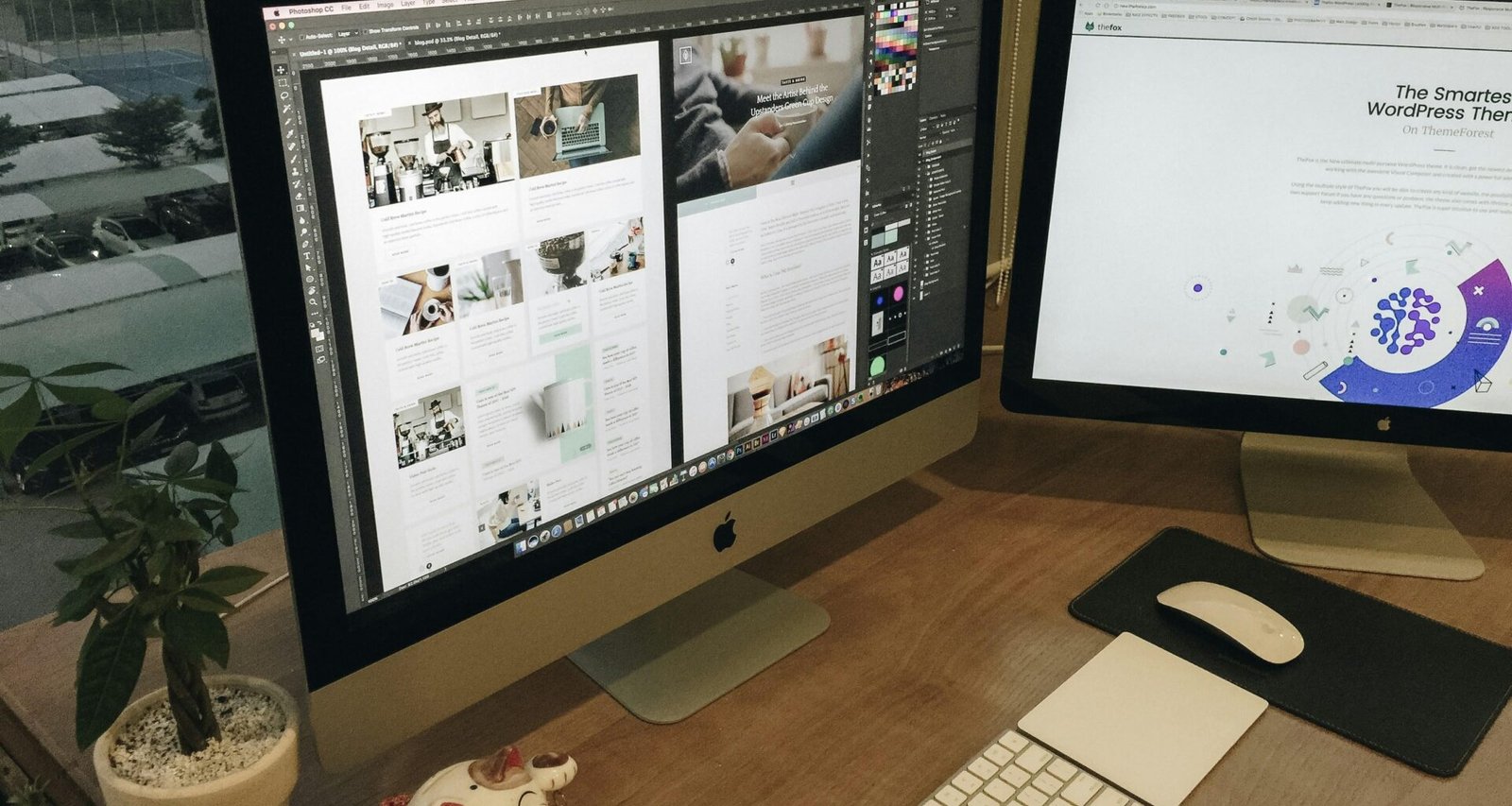 Schreibtisch mit zwei Monitoren und Tastatur, moderner Arbeitsplatz für Technik- und Online-Marketing-Themen