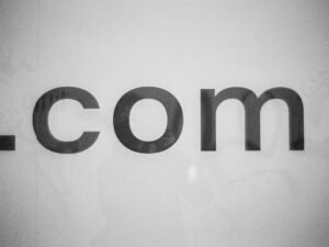 Schwarz-weiß-Foto des Schriftzugs „comm“, aufgenommen aus der Nähe, passend für Artikel zu Kommunikation oder Marketing.