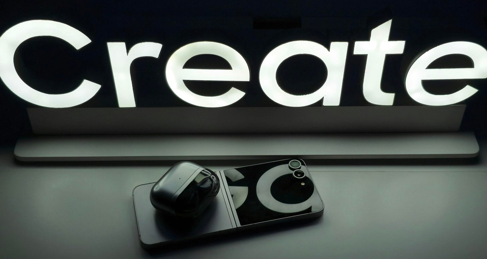 Schwarz-weißes Foto mit einer Kamera im Vordergrund und einem Hinweisschild daneben auf einem Tisch platziert.