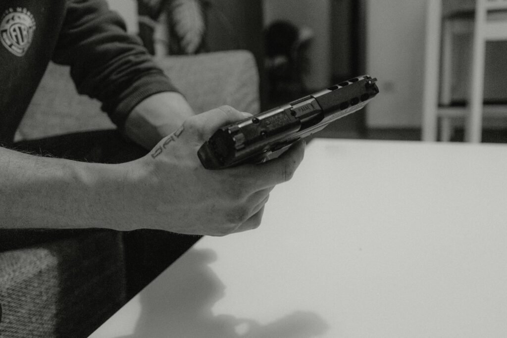 Schwarz-weiß Foto einer Person, die ein Smartphone in der Hand hält, im Fokus steht das moderne Mobiltelefon