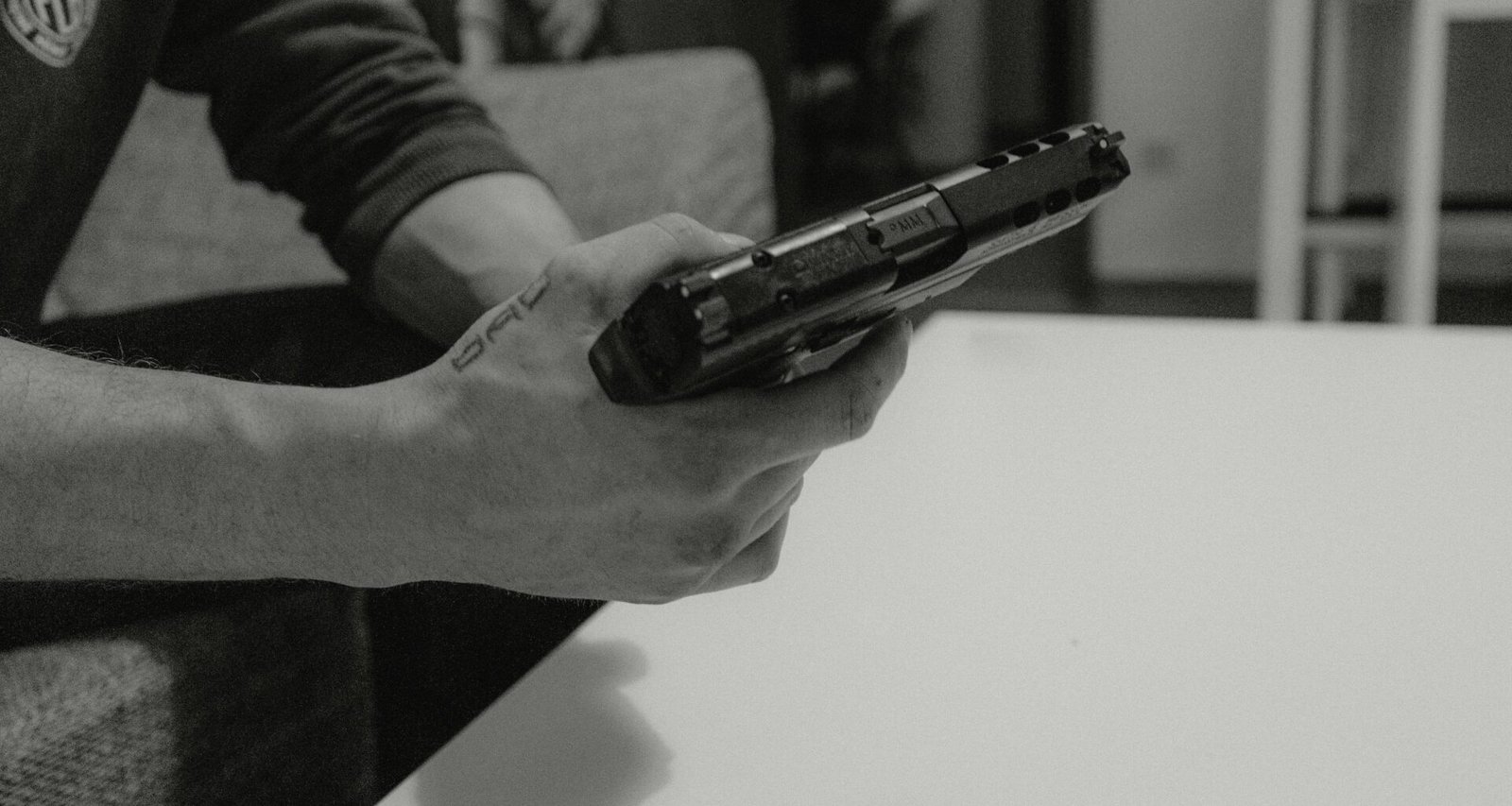 Schwarz-weiß Foto einer Person, die ein Smartphone in der Hand hält, im Fokus steht das moderne Mobiltelefon