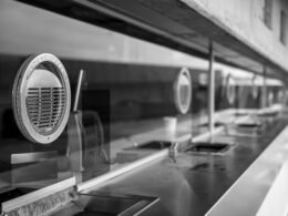 Schwarz-weiß Fotografie einer Reihe von Waschbecken in moderner Ausführung, ideal als Motiv für Themen zu Design oder Hygiene.