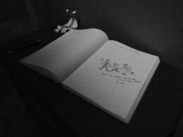 Schwarz-Weiß-Foto eines offenen Buches auf einem Tisch, passend für Themen rund um Wissen, Technologie und Online-Marketing