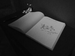 Schwarzweiß-Aufnahme eines geöffneten Buches mit sichtbaren Buchseiten, passend zum Thema Wissen und Lernen