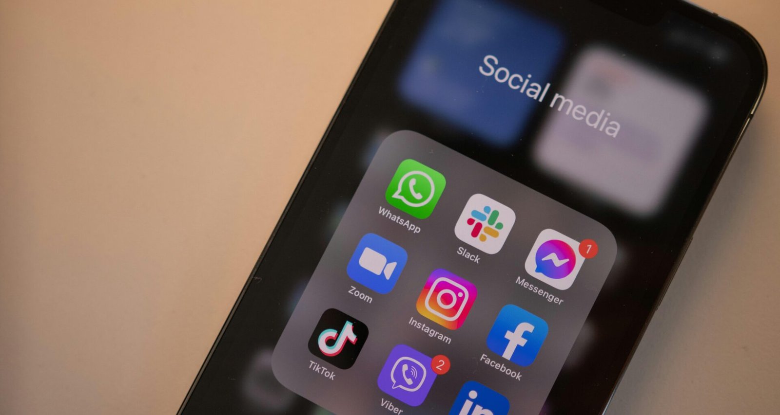 Schwarzes Smartphone liegt auf hellem Untergrund und symbolisiert digitale Kommunikation im Alltag