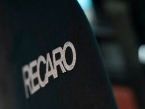 Schwarzes T-Shirt mit weißem Recaro-Schriftzug flach ausgelegt, fotografiert von Hoyoun Lee