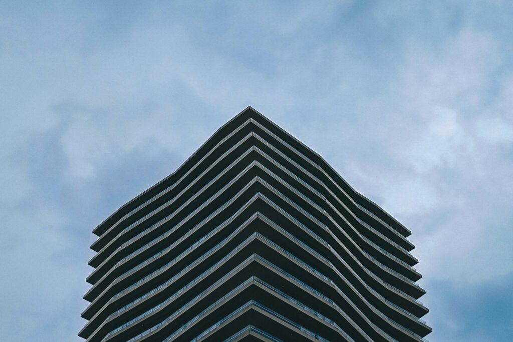 Sehr hohes Gebäude mit klarer Himmelskulisse, aufgenommen aus der Froschperspektive, passend zum Thema Architektur