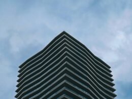 Sehr hohes Gebäude mit klarer Himmelskulisse, aufgenommen aus der Froschperspektive, passend zum Thema Architektur