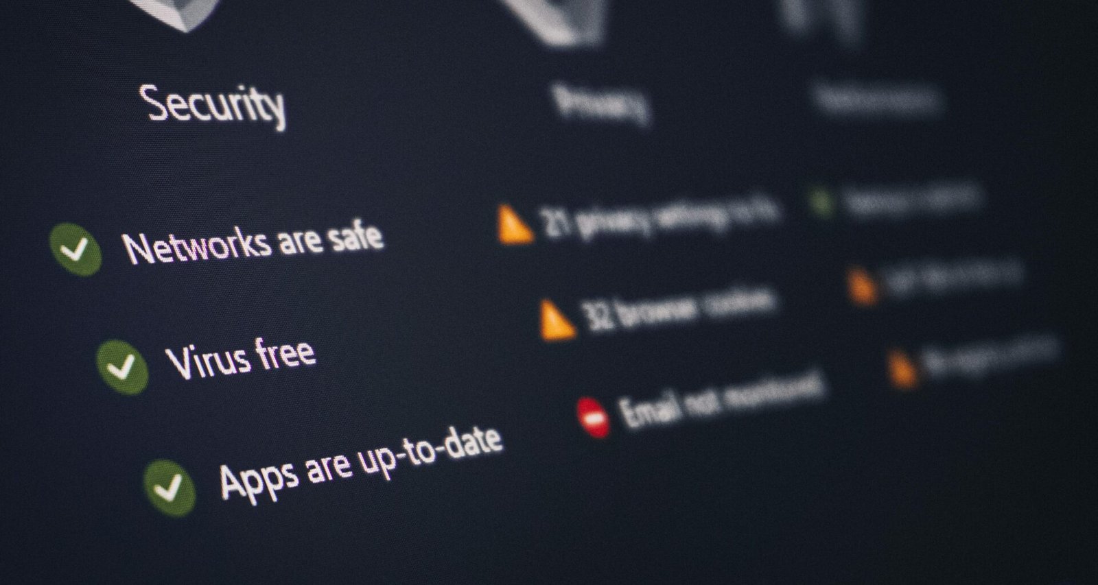 Dashboard mit aktuellen Sicherheits- und Datenschutzinformationen sowie Statusübersicht, dargestellt auf einem Bildschirm