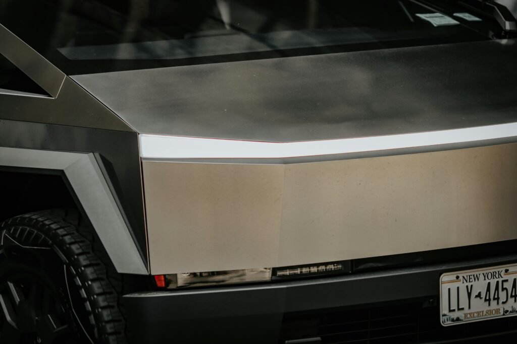 Silbernes Fahrzeug geparkt vor einem modernen Gebäude, geeignet für Themen zu Architektur oder städtischer Mobilität