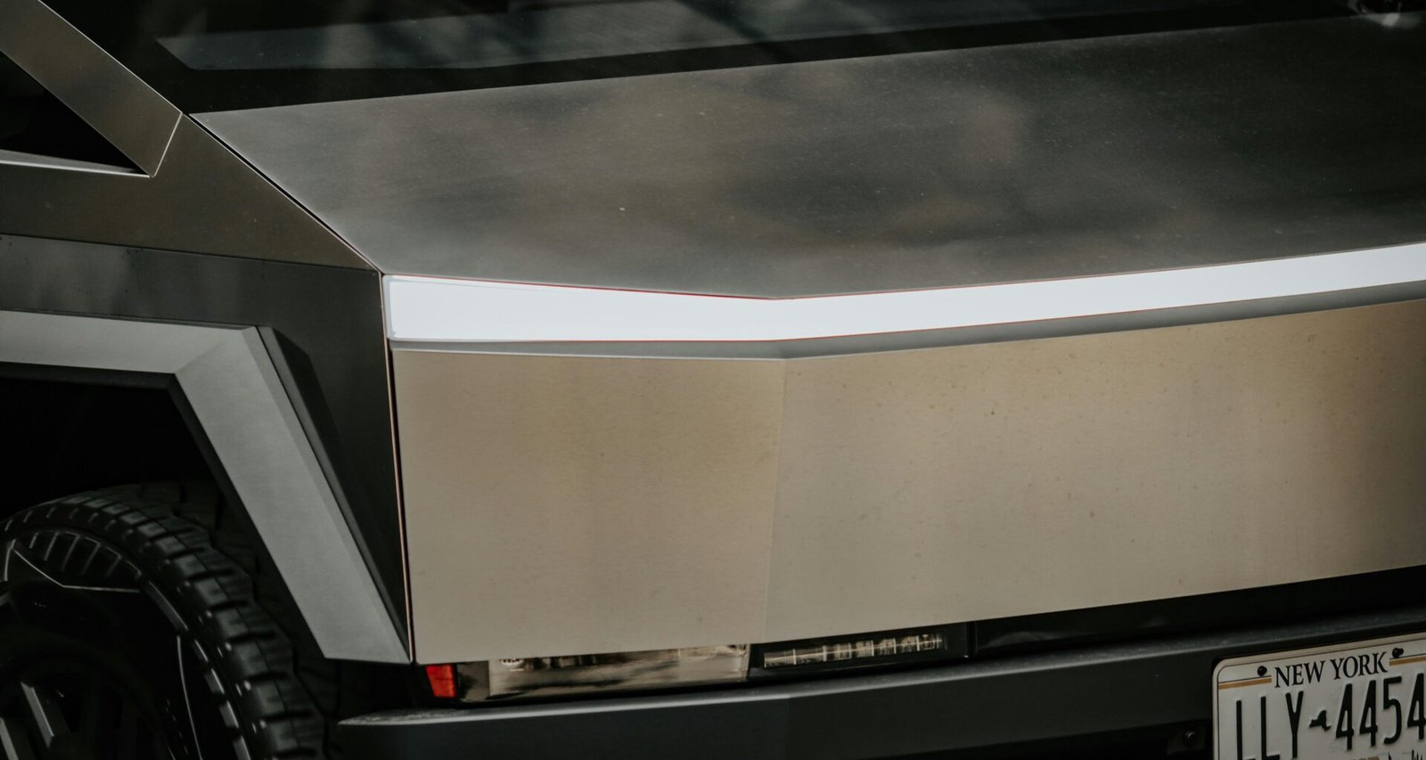 Silbernes Fahrzeug geparkt vor einem modernen Gebäude, geeignet für Themen zu Architektur oder städtischer Mobilität