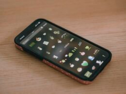 Smartphone mit vielen verschiedenen App-Icons auf dem Display, Symbol für mobile Anwendungen und digitale Vernetzung