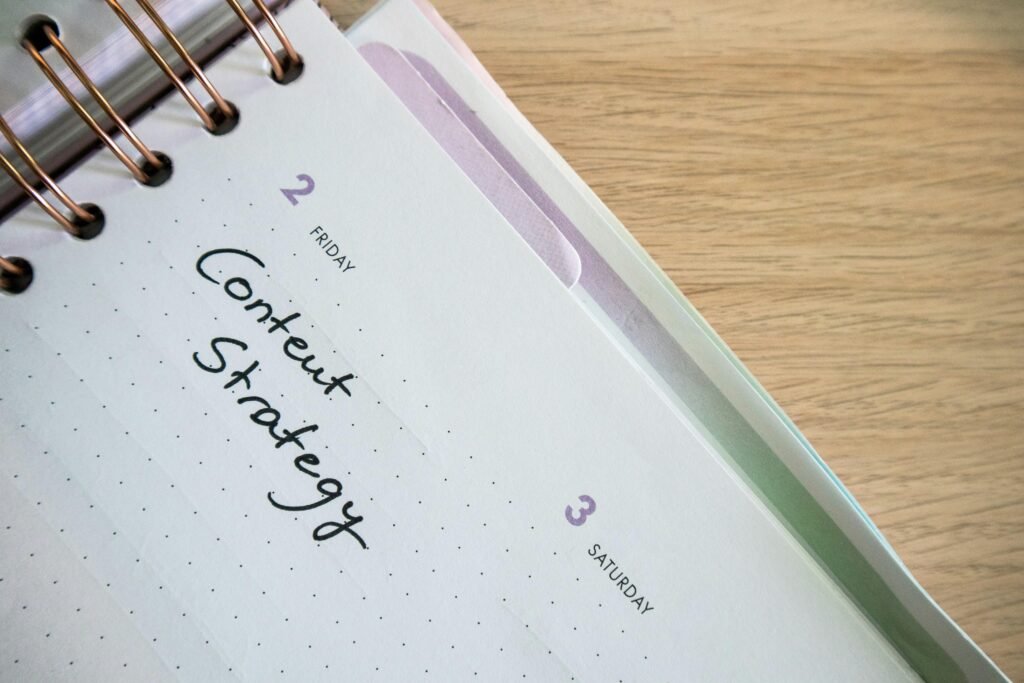 Ein aufgeklappter Spiralblock mit Notizblock und Kugelschreiber liegt ordentlich auf einem Tisch, bereit für Notizen.