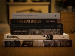 Ein Stapel verschiedener Bücher liegt übereinander auf einer Oberfläche – Symbolbild für Wissen und Weiterbildung.