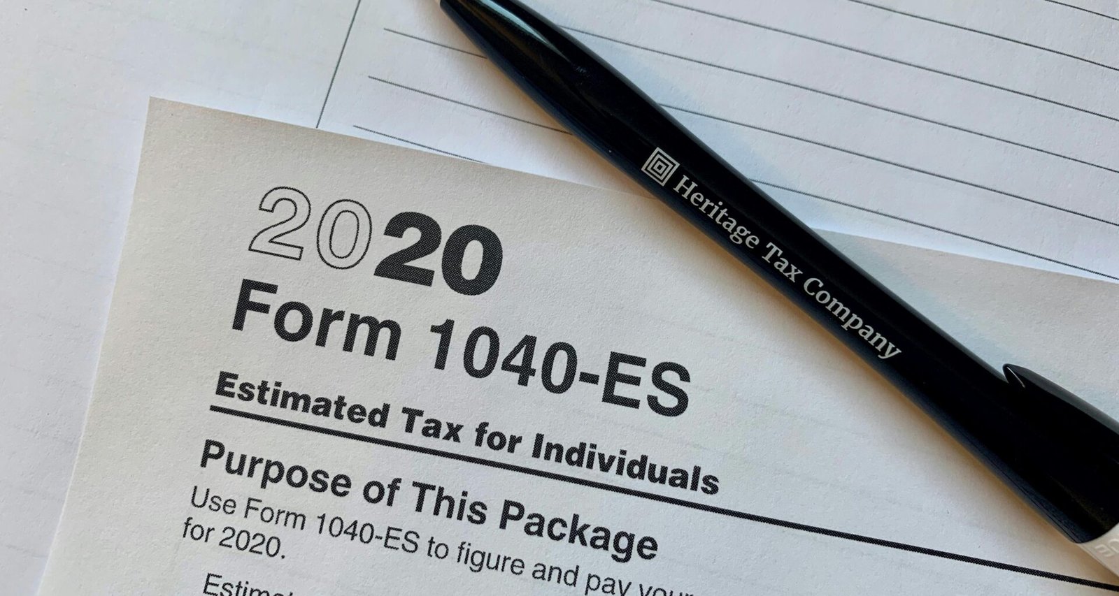 Ein Kugelschreiber ruht auf einem ausgefüllten Steuerformular – Symbolbild für Steuererklärung und Finanzdokumente