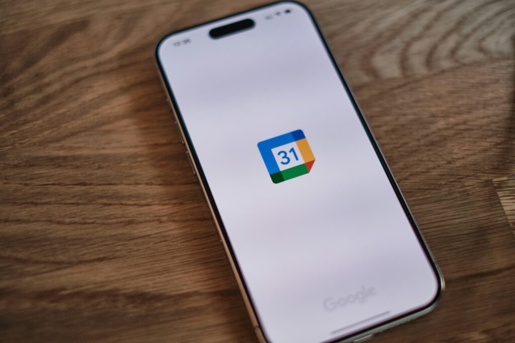 Smartphone mit Google 13 Logo auf dem Bildschirm als Symbol für die neueste mobile Betriebssystemgeneration