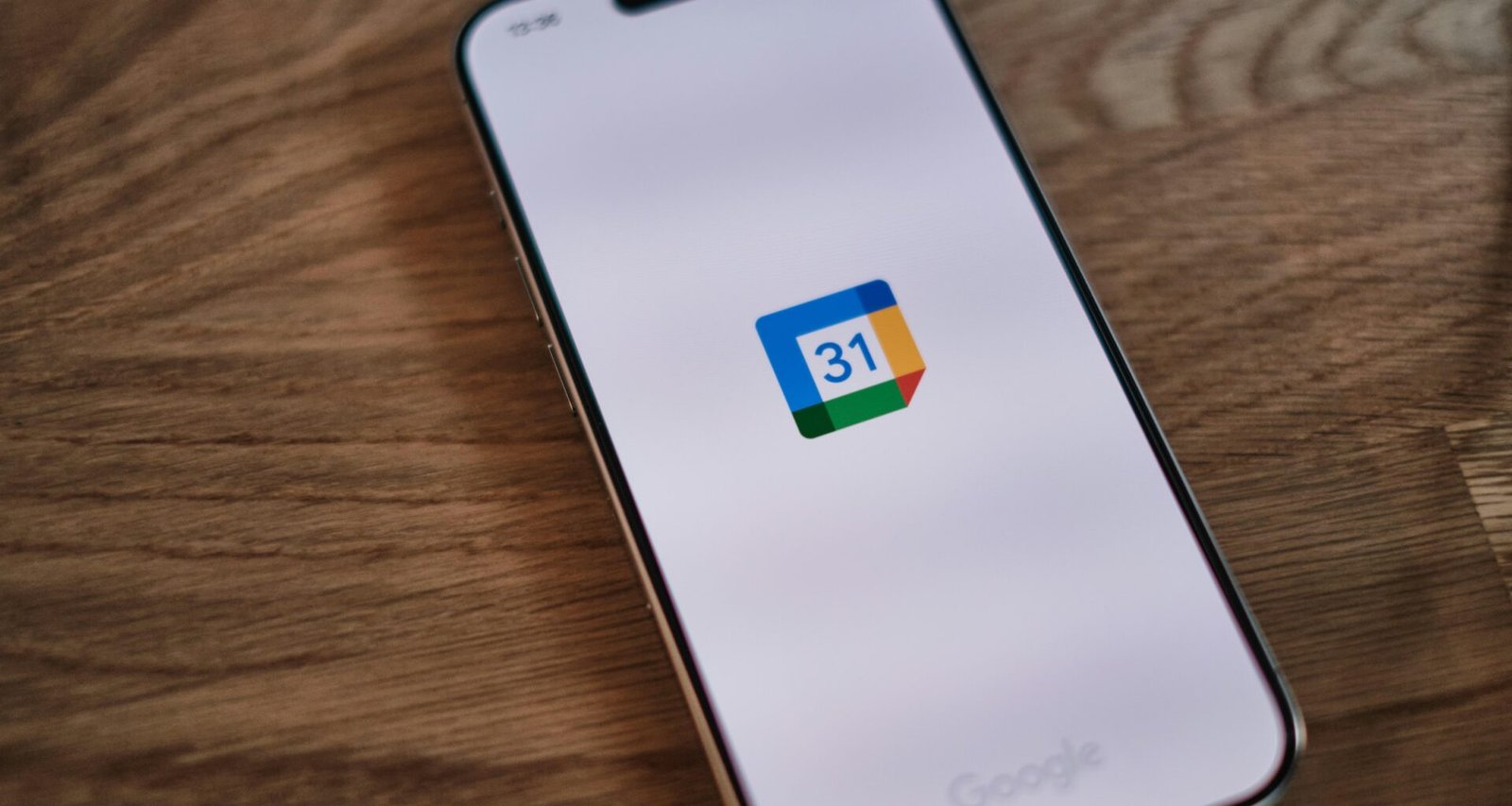Smartphone mit Google 13 Logo auf dem Bildschirm als Symbol für die neueste mobile Betriebssystemgeneration