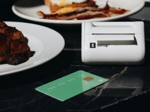 Ein gedeckter Tisch mit mehreren Tellern voller Speisen und einer Kreditkarte, die auf dem Tisch liegt.