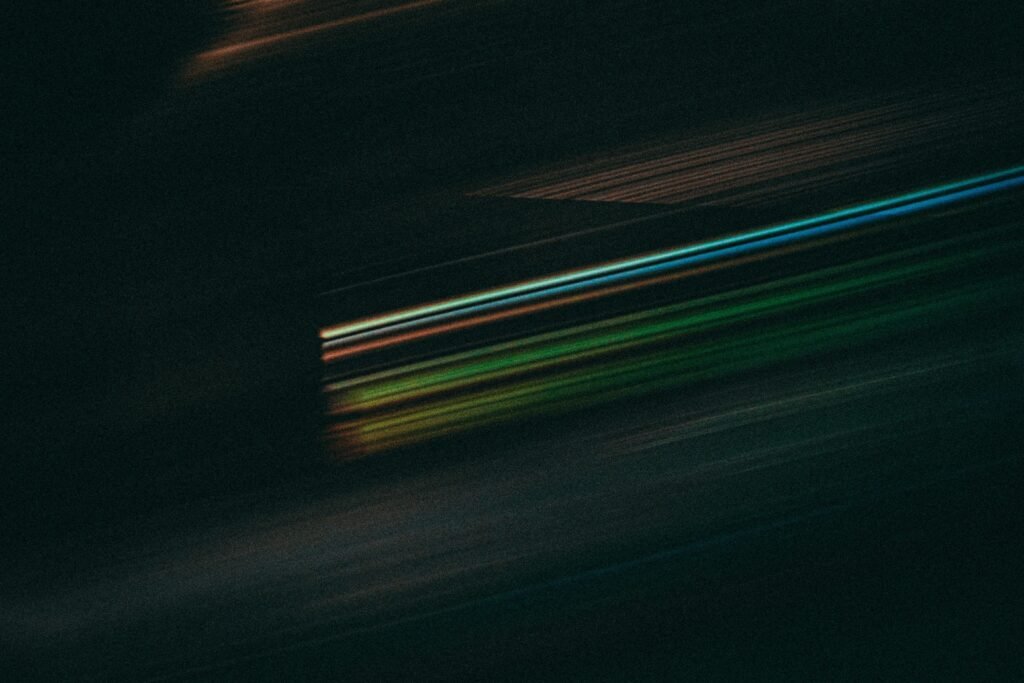 Verschwommene Aufnahme eines Skateboarders, der auf der Straße einen Trick ausführt, fotografiert von Geronimo Giqueaux