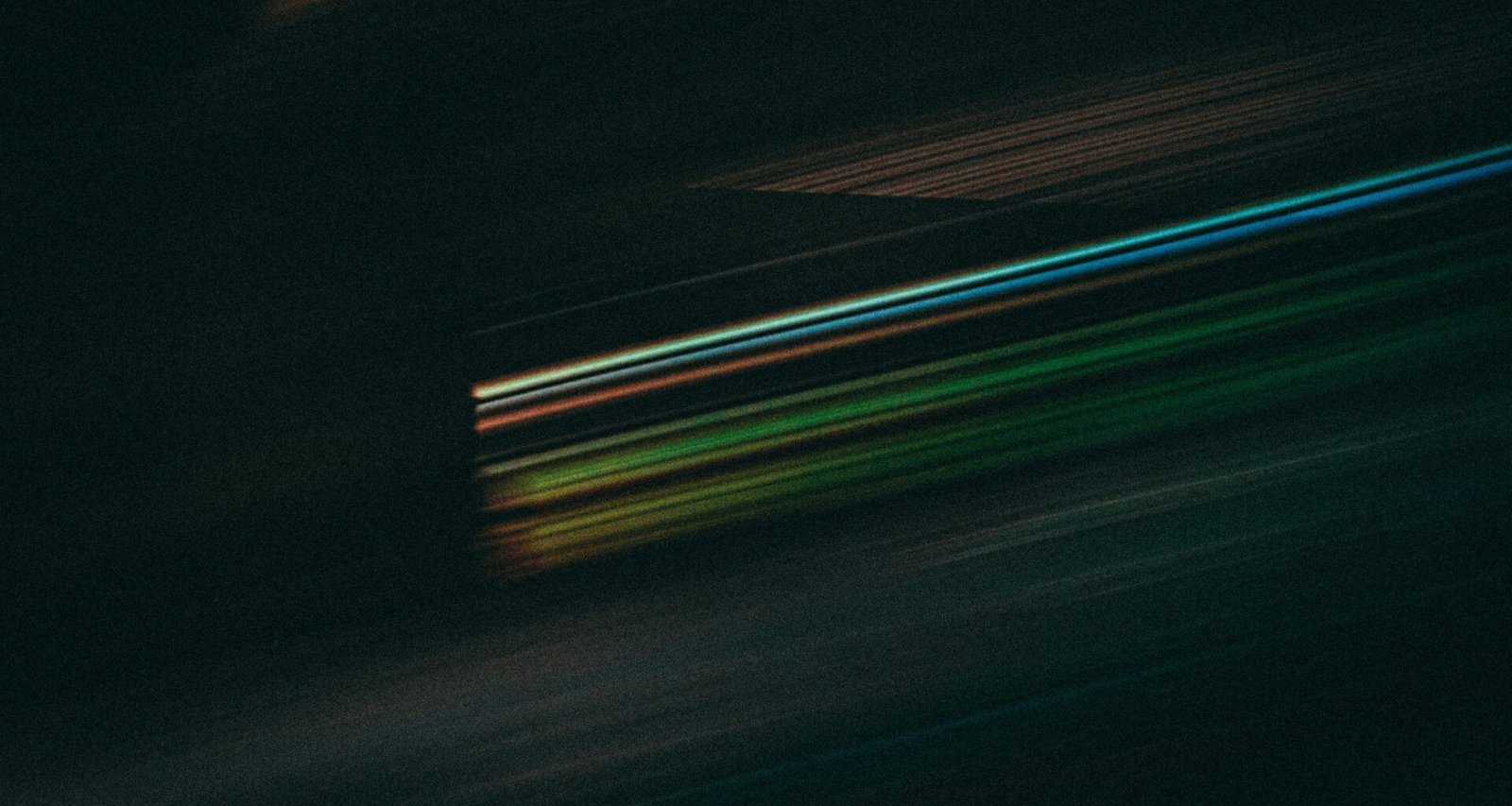 Unscharfe Aufnahme eines Skateboarders, der mitten in einem Trick auf der Straße zu sehen ist