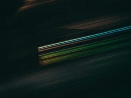 Verschwommene Aufnahme eines Skateboarders, der auf der Straße einen Trick ausführt, fotografiert von Geronimo Giqueaux