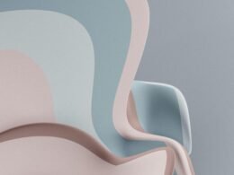 Weißer Stuhl mit weißem Kissen vor neutralem Hintergrund, modernes minimalistisches Möbelstück für Büro oder Zuhause