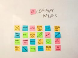 Ein Whiteboard mit zahlreichen bunten Post-it-Notizen, die verschiedene Aufgaben und Ideen darstellen.