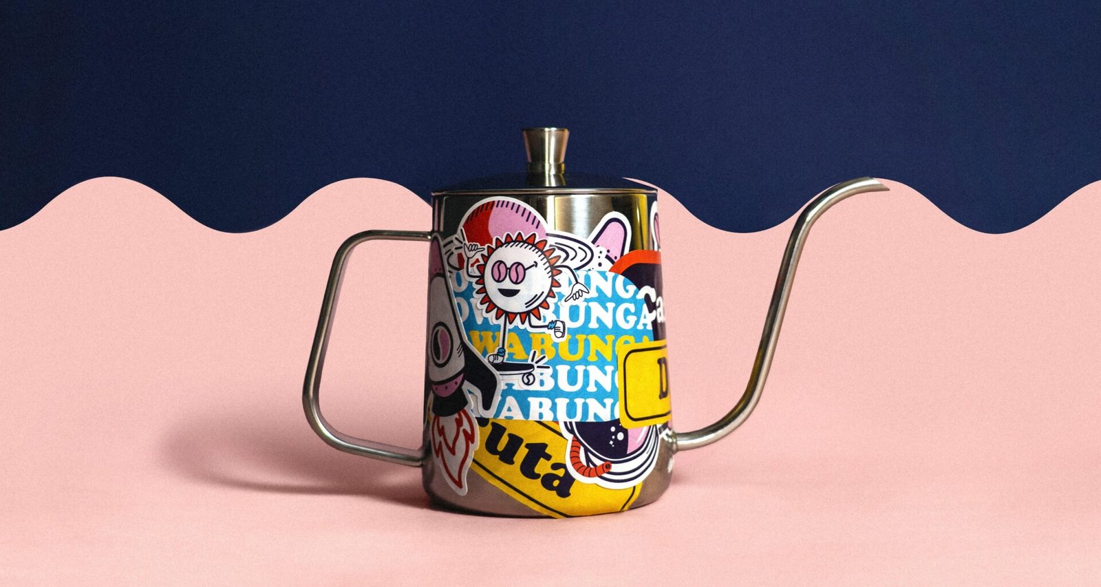 Bierdose mit Henkel auf einem pink und blau geteilten Hintergrund, minimalistisches Getränkedesign im Studio