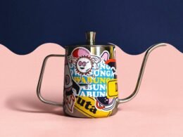 Bierdose mit Henkel auf einem pink und blau geteilten Hintergrund, minimalistisches Getränkedesign im Studio